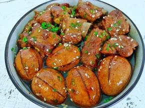 这样炖好的卤蛋特别香，炖煮时记得时常看一下鸡蛋，避免鸡蛋露出汤汁表面会上色不均匀。鸡蛋改刀时在蛋白位置，蛋黄划了容易炖烂！