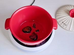 起油锅，加入辣椒酱，豆瓣酱炒出红油。