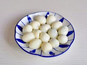熟鹌鹑蛋。