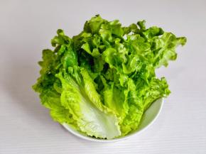生菜洗净。