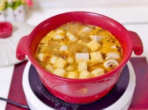 不易熟的先煮，咕嘟咕嘟煮熟即可享用。