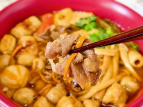 大口吃肉。