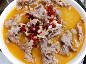 倒入铺有金针菇的煲里即可