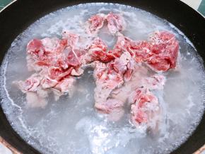 再把牛肉放入开水锅里烫10秒钟，出一下血水后捞出