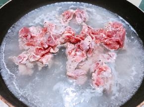 再把牛肉放入开水锅里烫10秒钟，出一下血水后捞出