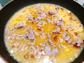 把出过血水的牛肉重新放入锅里，再次滚开即可关火