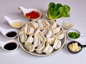 准备食材，水饺我是提前包好的。