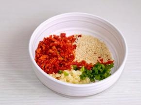 蒜末+辣椒末+葱花+白芝麻放入大碗中。