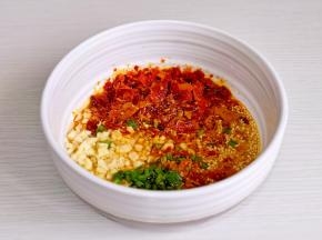 倒入热油，趁热搅拌均匀。