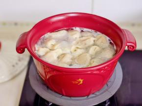 水烧开后下水饺煮熟捞出。（盛出一碗饺子汤）