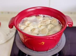 水烧开后下水饺煮熟捞出。（盛出一碗饺子汤）