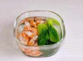用煮水饺的烫一下菜心，虾煮熟去皮过冷水。