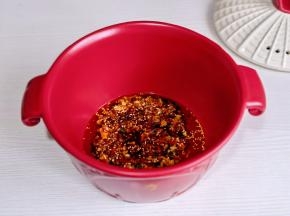 酸辣汁倒入砂锅中。