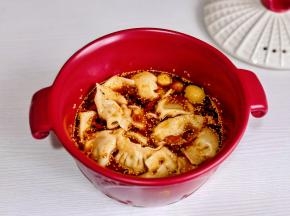 倒入煮熟的水饺，虾仁拌均匀。