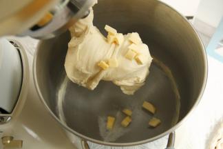 装好冷冻好的冰袋，开1档混合成团，转4-5档6-8分钟打至粗膜状态，面团略光滑，加盐和黄油。