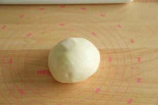 收圆的面团，密封冷冻40分钟左右。冷冻到面团变硬，但是可以擀开的状态。
