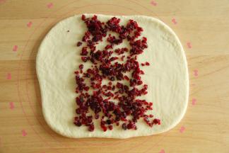 中间部位撒上蔓越莓碎。