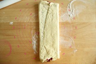 两侧往中间折叠1/3，成三层，收口可微微捏一下。继续上下擀开成长条形。