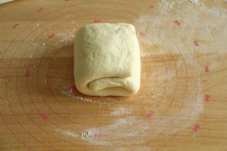 上下再次往1/3处折叠成3层。