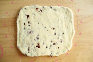 擀开成厚约为1厘米的方形面片，提起面片，让面筋舒展一下，然后切成合适方块。