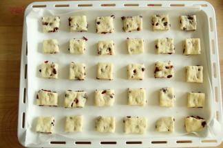 排入垫了油纸的烤盘中。