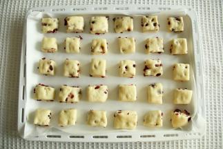 轻按表面，回弹缓慢，提前5分钟取出，预热烤箱上下190度。发酵好的面包块上刷上一层全蛋液，有条件还可以撒上一点点椰蓉或者杏仁脆片！