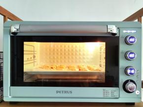 放入预热好的烤箱中层偏下，180度烤16分钟。