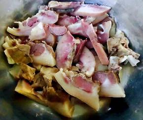 猪头肉切成大小均匀的片状