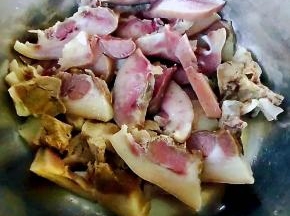猪头肉切成大小均匀的片状