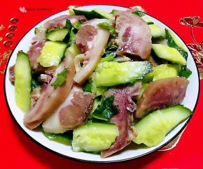 美味可口的黄瓜凉拌猪头肉装入盘中就大功告成了