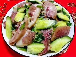 美味可口的黄瓜凉拌猪头肉装入盘中就大功告成了