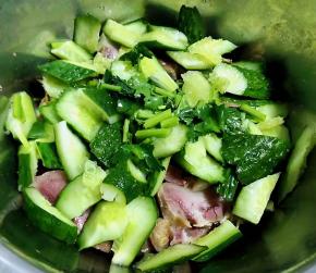 香菜切成小段放入容器中没有它这道美味就失去了灵魂