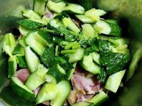 香菜切成小段放入容器中没有它这道美味就失去了灵魂