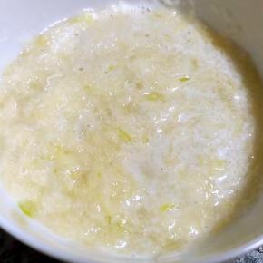 蒜去皮洗净捣成蒜泥可以添加少许清水搅拌均匀