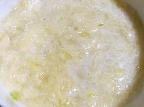 蒜去皮洗净捣成蒜泥可以添加少许清水搅拌均匀
