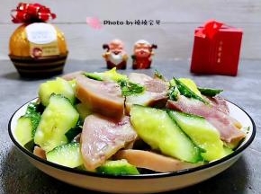 黄瓜凉拌猪头肉是经典的下酒小菜噢