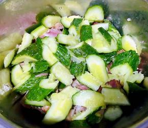 黄瓜一切为二拍成斜刀块放入容器中