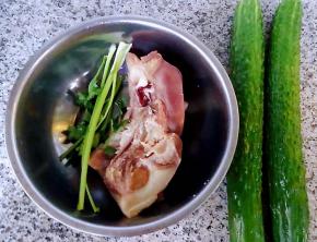 准备原材料黄瓜和香菜洗净沥过水份卤猪头肉是买的现成的