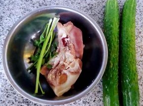 准备原材料黄瓜和香菜洗净沥过水份卤猪头肉是买的现成的