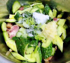 调味料糖、醋、盐、味精和处理好的蒜泥取适量放入容器中