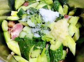 调味料糖、醋、盐、味精和处理好的蒜泥取适量放入容器中