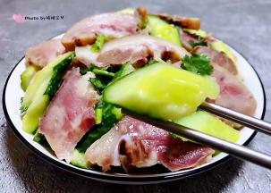 黄瓜入口清脆爽口起到解腻的功效