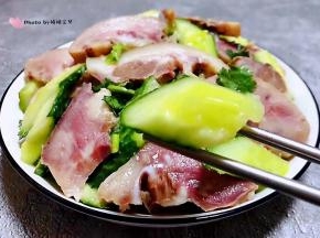 黄瓜入口清脆爽口起到解腻的功效