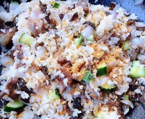 最后按照自己的口味撒上烧烤料小火炒匀入味即可出锅享用