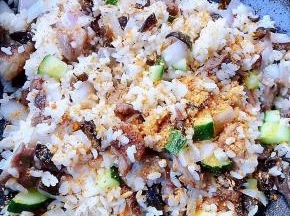 最后按照自己的口味撒上烧烤料小火炒匀入味即可出锅享用