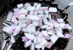 锅中倒入底油加热放入洋葱煸香