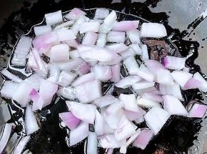 锅中倒入底油加热放入洋葱煸香