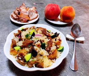 美味可口的时蔬羊肉串炒饭装入盘中就大功告成了