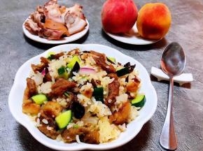 美味可口的时蔬羊肉串炒饭装入盘中就大功告成了