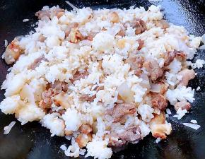 炒米饭火千万不能急容易粘锅影响口感